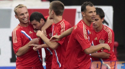 שחקני רוסיה חוגגים את השער של דזגוייב (רויטרס) שחקני רוסיה חוגגים את השער של דזגוייב (רויטרס)