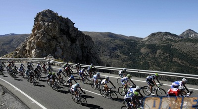 הרוכבים על רקע הפסגות הנהדרות של ספרד, עוד מירוץ יוצא לדרך (רויטרס)