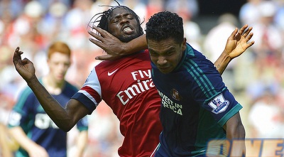 קירן ריצ´רדסון נעזר בידו כדי להעיף את ג´רביניו (רויטרס)