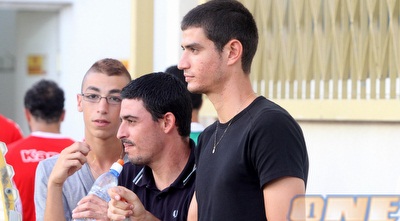 ניר ביטון ודוד רביבו ליד הספסל של אשדוד (חגי ניזרי)