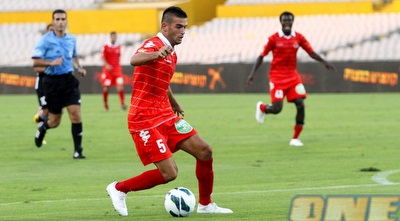 חנן ממן בתוך הרחבה. הבעיטה נעצרה ברשת החיצונית (יוסי ציפקיס)