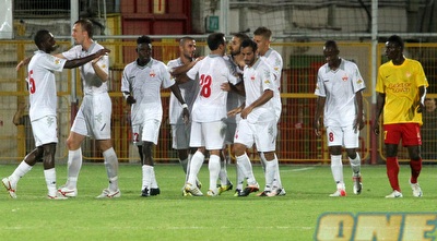 שחקני ב&qout;ש חוגגים אחרי שער היתרון (חגי ניזרי)