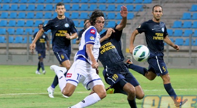 בדש מנסה לבועט מול אבו ריא, החלוץ עוד לא איפס את הרגל (יניב גונן)