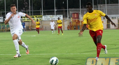 עודד גביש מנסה לעצור את וויליאם אווסו (חגי ניזרי)