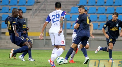 לוקמן וגוטליב מול לאנצ´ה, לקראת סיום המחצית השתלטה עכו על המשחק (יניב גונן)