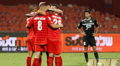 עדן שרם (מס´ 8) זוכה לברכות מהחברים (יוסי ציפקיס)