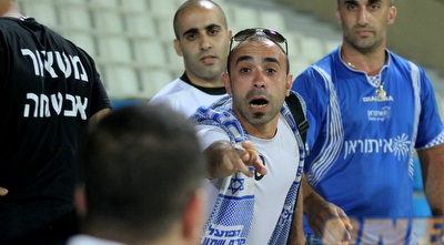אוהדי ק&qout;ש מתעמתים במחצית עם המנכ&qout;ל, יוסי אדרי (יניב גונן)