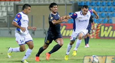 פאסוס מנסה לברוח להגנת האלופה, לא הצליח לחלוץ (יניב גונן)