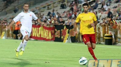 עופר ורטה ותומר סוויסה מנסים להגיע לכדור (חגי ניזרי)