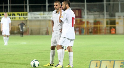 דובב גבאי ותומר סוויסה מתכננים בעיטה חופשית (חגי ניזרי) דובב גבאי ותומר סוויסה מתכננים בעיטה חופשית (חגי ניזרי)