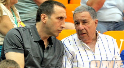 שמעון מזרחי משוחח עם דייויד בלאט ביציע (משה חרמון)