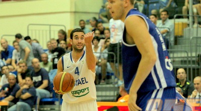 אוחיון מסמן לשחקן לבוא אליו (משה חרמון)