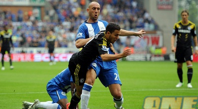 איבן ראמיס מכשיל את אדן הזאר בתוך הרחבה (GettyImages)