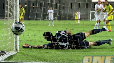 לואיג´י סנאמו לא מצליח לעצור את העיטה של גל אלברמן (שי לוי)