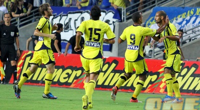 גל אלברמן חוגג את השער עם חבריו (שי לוי)