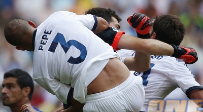 קסיאס עם פפה. &qout;לא מאמין שברצלונה עשתה עליו תצפית&qout; (רויטרס)