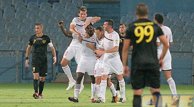 שחקני הפועל ר&qout;ג חוגגים את השוויון (משה חרמון) שחקני הפועל ר&qout;ג חוגגים את השוויון (משה חרמון)