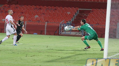 איתי ארקין הודף את הבעיטה של עמית בן שושן (משה חרמון) איתי ארקין הודף את הבעיטה של עמית בן שושן (משה חרמון)