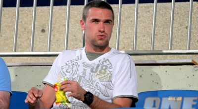 דינו שקבורץ צופה בשחקני בית&qout;ר מהיציע (משה חרמון) דינו שקבורץ צופה בשחקני בית&qout;ר מהיציע (משה חרמון)