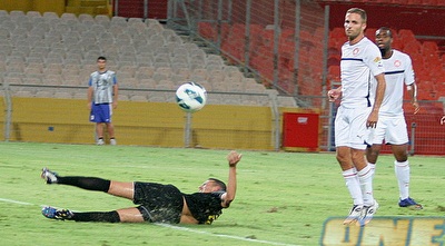 דן אייבנדר על הרצפה (משה חרמון) דן אייבנדר על הרצפה (משה חרמון)