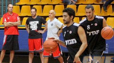 דרוקר שם עין על שחקניו (יניב גונן)