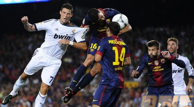 רונאלדו נוגח מול בארסה. המסורת חזקה יותר מכסף (GettyImages)