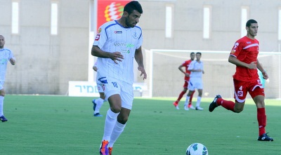 רועי זכרי מוביל את התקפת הפועל פ&qout;ת (יניב גונן)