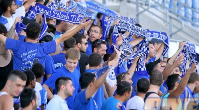 אוהדי הפועל פ&qout;ת. הרשימו בפתיחה (יניב גונן)