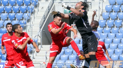 אוהד כהן עולה גבוה כדי לקלוט כדור (יניב גונן)