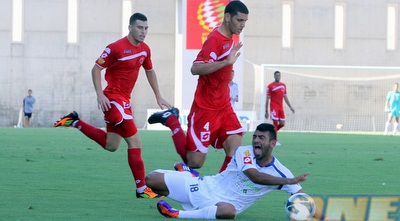 רועי זכרי על הדשא מול אחמד שעבאן (יניב גונן)