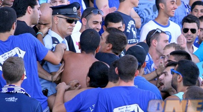 השוטרים ביציע הפועל פ&qout;ת (יניב גונן)