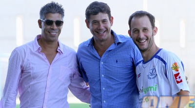 אבי ללוז ואפי צפריר. העניקו חולצה לאוהד הקבוצה איתי שגב (יניב גונן)