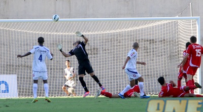 ג´ונתן אסוס מקשית מעל אוהד כהן (יניב גונן)