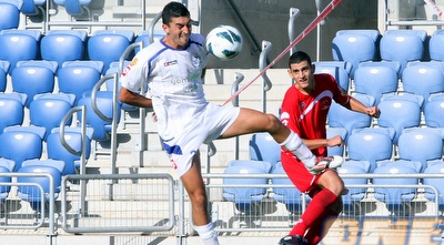 עמירן שקלים מנסה לשמור על הכדור (יניב גונן)