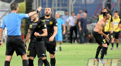 ערן לוי משוחח עם שמואלביץ´, פרננדס בפינה (יניב גונן)