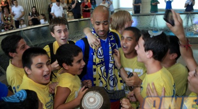 דייויד לוגאן עם האוהדים (יוסי ציפקיס)