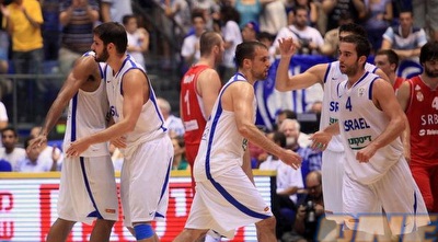 שחקני הנבחרת חוגגים. השיגו את ההפרש הרצוי (יוסי ציפקיס)