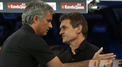 וילאנובה ומוריניו לוחצים ידיים בפתיחה (רויטרס)