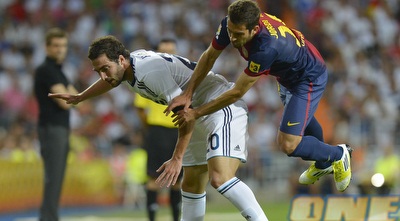 ג´ורדי אלבה מטפס על היגוואין (רויטרס)