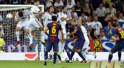 מסי מכניע את קסיאס בבעיטה החופשית (רויטרס)