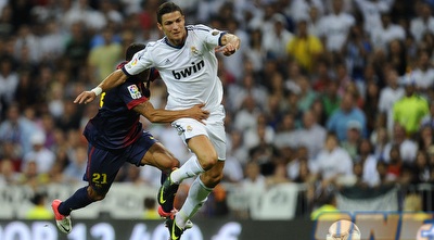 אדריאנו אוחז באזור אסטרטגי בגופו של רונאלדו (GettyImages)