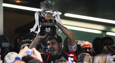 איקר קסיאס מניף את הגביע (GettyImages)