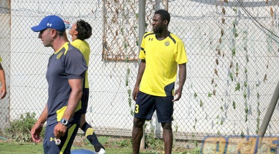 סטיב גורי מביא ביואב זיו שותה באימון הבוקר (ליאור טימור) סטיב גורי מביא ביואב זיו שותה באימון הבוקר (ליאור טימור)