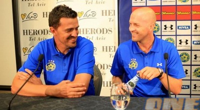 קרויף ואוסקר מחויכים. המנהל: &qout;(יוסי ציפקיס) קרויף ואוסקר מחויכים. המנהל: &qout;(יוסי ציפקיס)