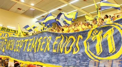 אוהדי מכבי ת&qout;א (חגי ניזרי) אוהדי מכבי ת&qout;א (חגי ניזרי)