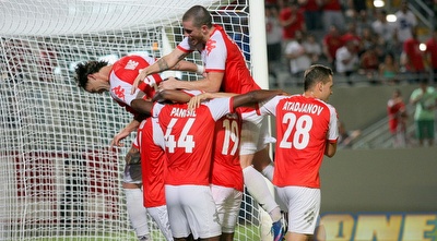 שחקני הפועל ת&qout;א חוגגים (משה חרמון)