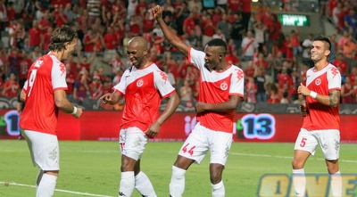 שחקני הפועל ת&qout;א חוגגים (משה חרמון)