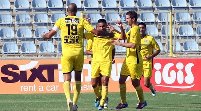 אבי חי וחבריו חוגגים יתרון (יניב גונן) אבי חי וחבריו חוגגים יתרון (יניב גונן)