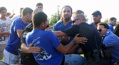 אוהדי הפועל פ&qout;ת מתעמתים עם המשטרה (יניב גונן)