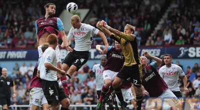 קארול עולה גבוה מול שוורצר (GettyImages) קארול עולה גבוה מול שוורצר (GettyImages)